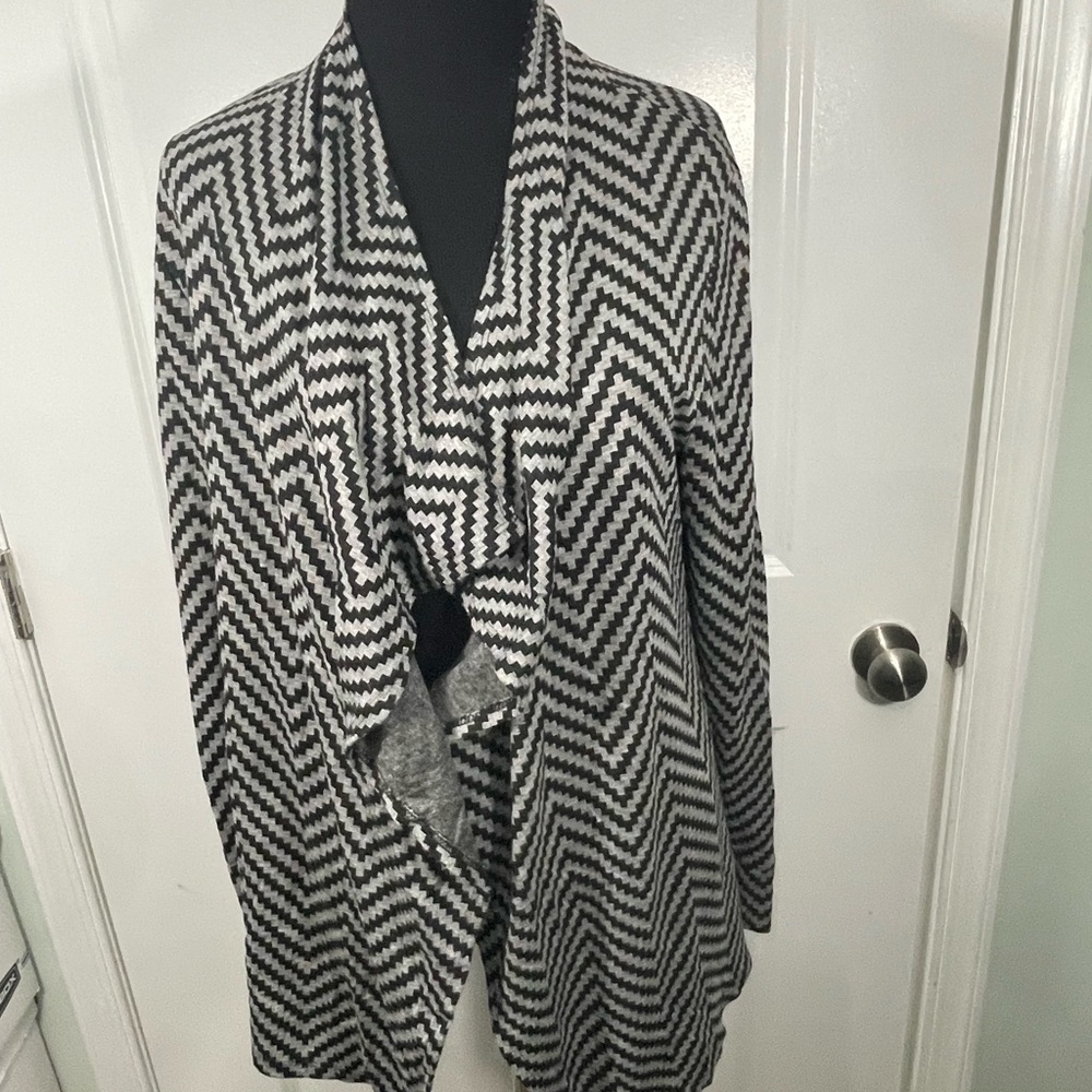 Trina Turk Black and White Chevron Cardigan Size 8 CB-113